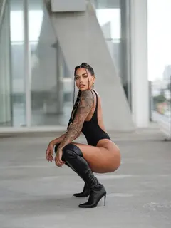 Emerie escort in Paris