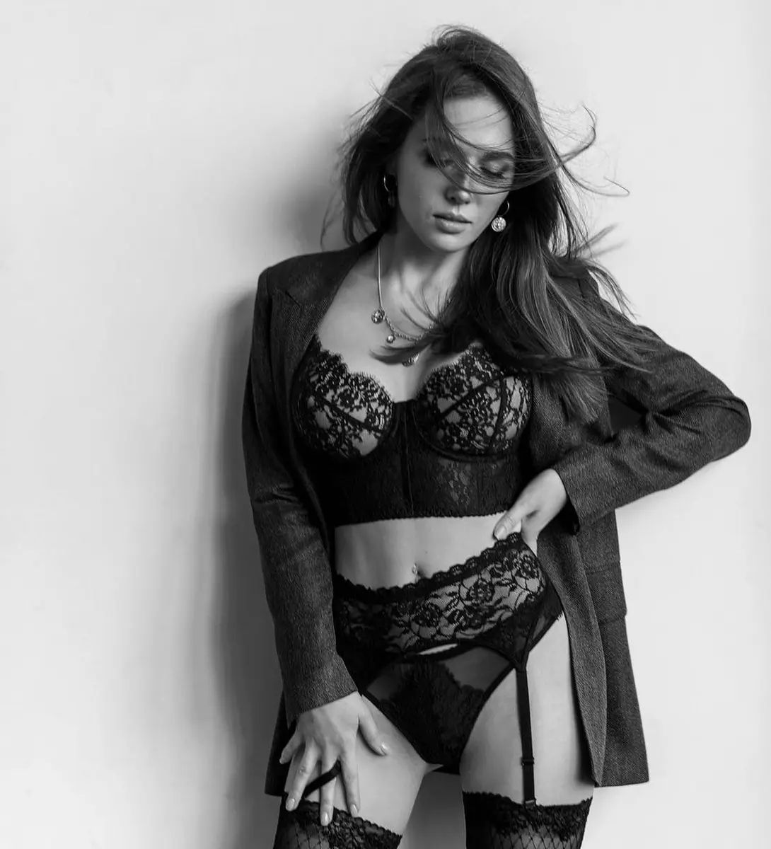 Lylah escort in Paris