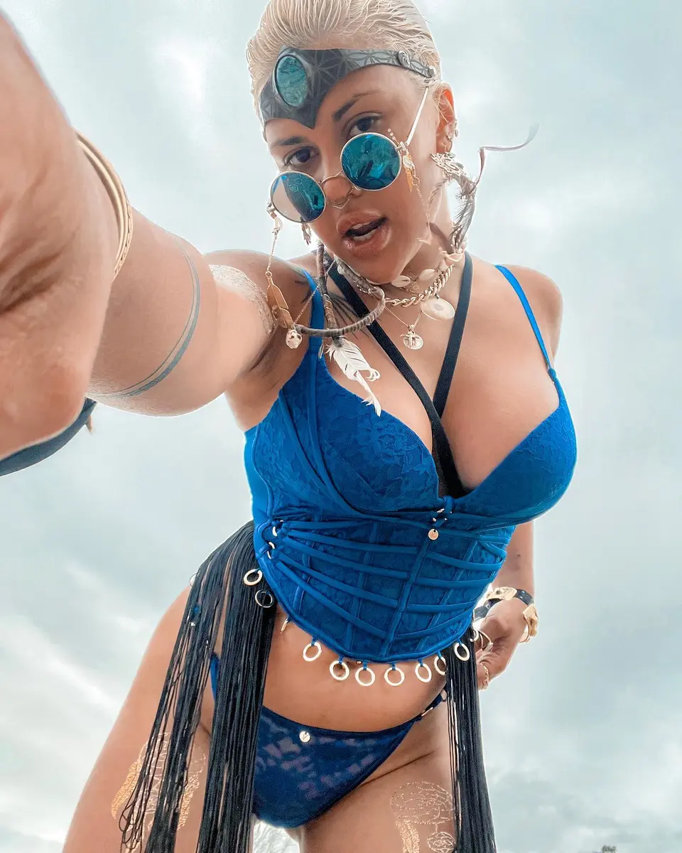 Sofia escort in Paris